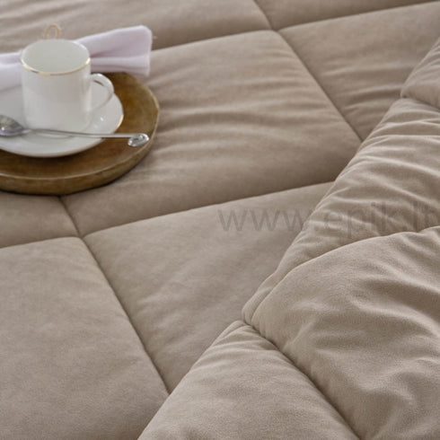 Prabangi velvetinė lovatiesė "Anelka Camel", smėlinės spalvos